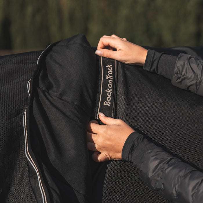 Back on Tack "Obsidian" Utetäcke 300 g med Halsdel